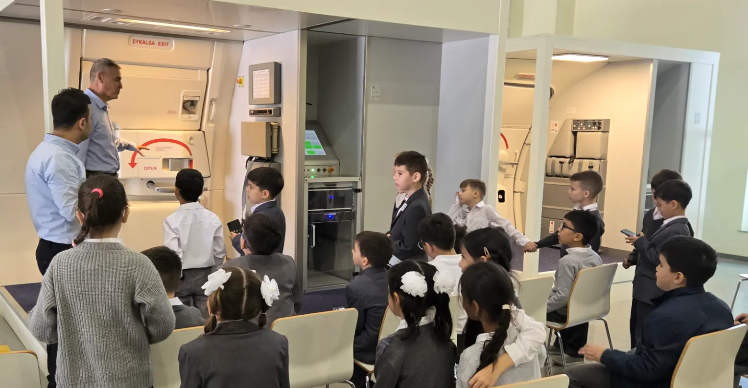 Image for Ýaşlaryň arasynda raýat awiasiýasyna bolan höwesini döretmek maksady bilen, A.S.Puşkin adyndaky umumy orta bilim berýän bilelikdäki türkmen-rus mekdebiniň okuwçylary üçin «Türkmenhowaýollary» döwlet gullugynyň Howa ulaglarynyň işgärlerini taýýarlaýan mekd