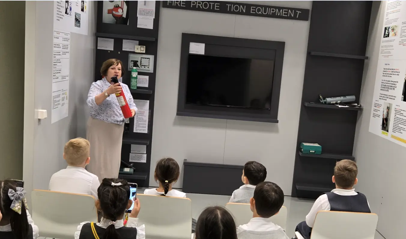 Image for Ýaşlaryň arasynda raýat awiasiýasyna bolan höwesini döretmek maksady bilen, A.S.Puşkin adyndaky umumy orta bilim berýän bilelikdäki türkmen-rus mekdebiniň okuwçylary üçin «Türkmenhowaýollary» döwlet gullugynyň Howa ulaglarynyň işgärlerini taýýarlaýan mekd