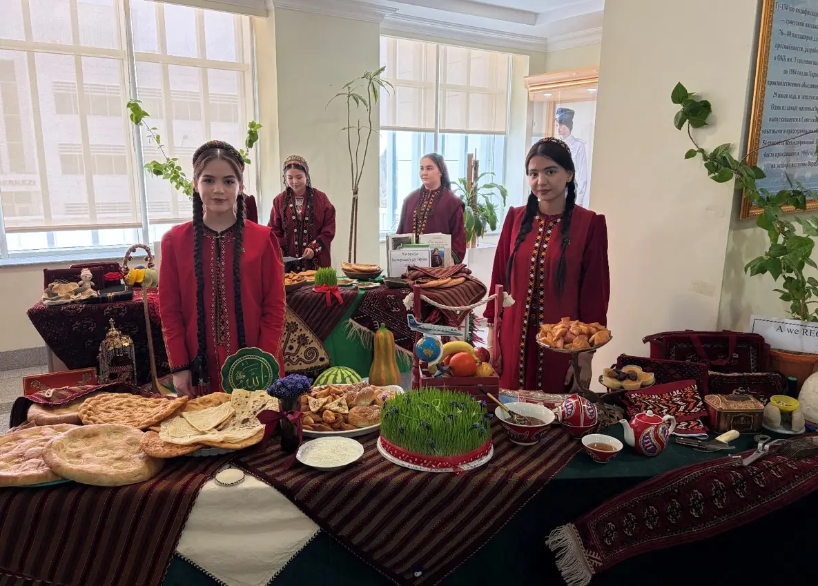 Image for Täze taryhy döwürde halkymyzyň ynsanperwer, ruhy-ahlak gymmatlyklary ýurdumyzyň Gahryman Arkadagymyz tarapyndan başy başlanyp, hormatly Prezidentimiz Serdar Berdimuhamedowyň baştutanlygynda yzygiderli durmuşa geçirilýän oňyn içeri we daşary syýasatynyň es